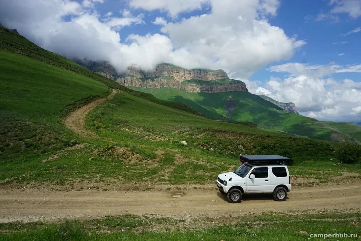 Внедорожник Suzuki Jimny с палаткой на крышу — фото 2