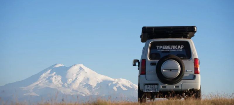 Внедорожник Suzuki Jimny с палаткой на крышу