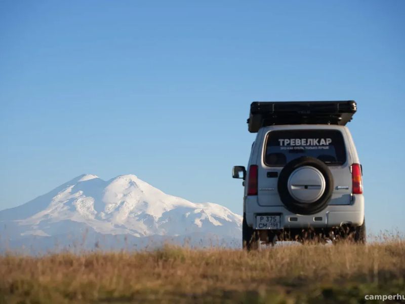 Внедорожник Suzuki Jimny с палаткой на крышу